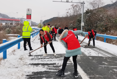 土城镇：以动制“冻”清雪除冰保畅通