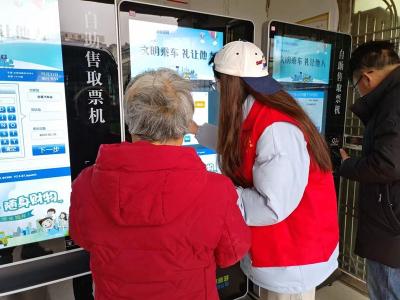 青春“志愿红”温暖归家“游子心”