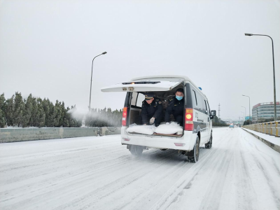 房县各单位以雪为令  齐力除雪保畅通