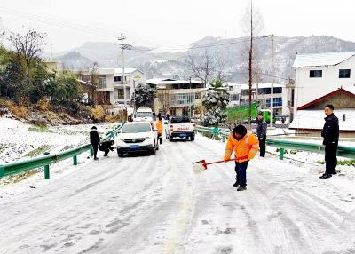 房县交通运输局：集中火力开展除雪防滑