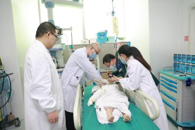 竹山4岁儿童严重烫伤 十堰人医直升机28分钟紧急救援