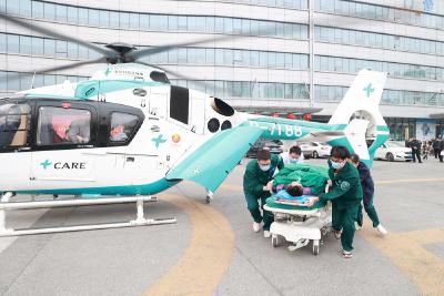 35岁男子车祸重伤 26分钟紧急救援 十堰人医直升机免费救援竹山伤员