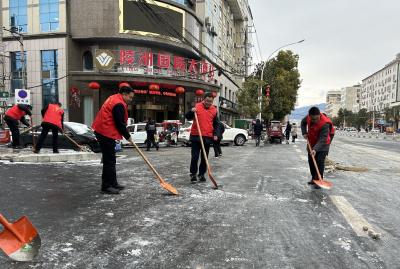 县委党校：教职员工齐上阵，扫雪除冰保安全