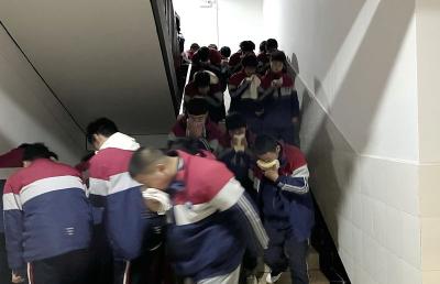 房县城关一中：开展夜间消防应急演练活动