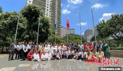 巴西： 中巴国旗飘扬迎接龙年新春