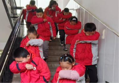 城关镇花宝小学：开展消防应急演练