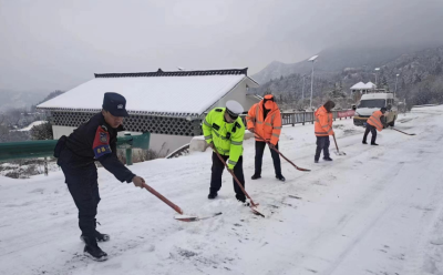 化龙堰镇：扫雪除冰畅通行 迎风守护暖民心