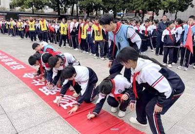 房县城关一中：守护生命之花 共建平安校园