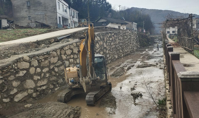 沙河乡火光村：修复垮塌河堤 维护群众安全