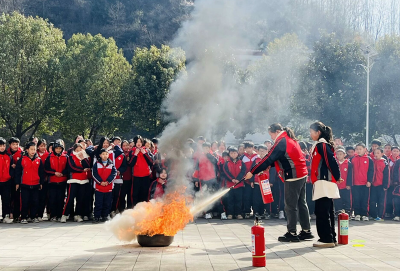 大木厂镇板桥小学：开展消防安全应急逃生演练
