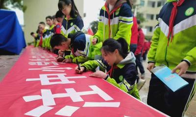 城关镇白土小学：高警进校园 共筑“安全墙”