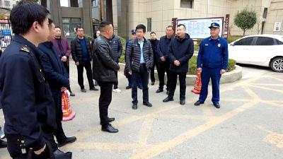 邓紫微督导检查小区消防安全工作