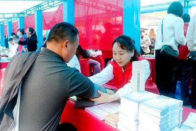 房县人民医院：义诊走进民俗展演现场