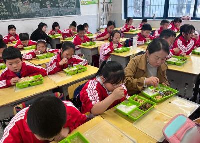 房县东城小学：邀请家长进校试餐 共筑安心饮食环境