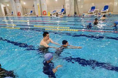 碧池翻波育兴趣 安全护航伴成长—房县东城小学游泳课程再次重启