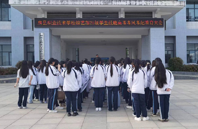 房县职校：严考纪肃考风 正态度诚信考