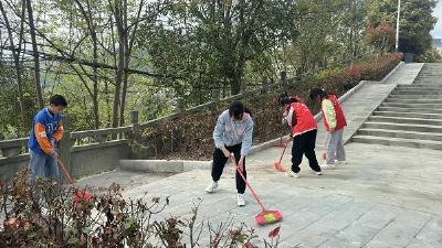 房县姚坪中学：开展志愿服务活动，共建绿色家园