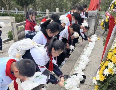 房县城关一中举行“传承红色基因·远足祭奠英烈”活动