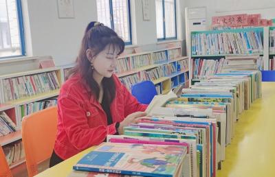 平凡的岗位 无私的奉献——记房县东城小学教师李英