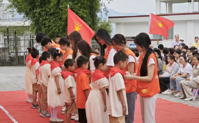 姚坪小学举行“红领巾爱祖国”少先队新队员入队仪式