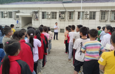 上龛乡上龛学校开展地震逃生演练