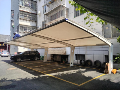 拆除违建停车棚 解决群众愁心事