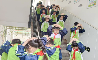 城关镇花宝小学:临“震”不慌避险逃生