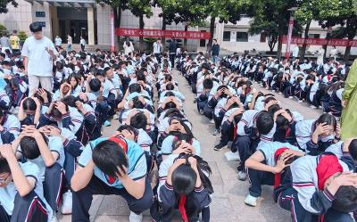 房县城关一中：开展防震应急疏散演练