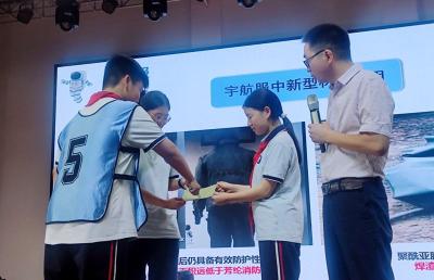 房县城关一中：大手拉小手 科普进校园