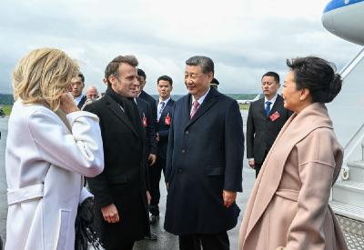 习近平同法国总统马克龙在上比利牛斯省举行中法元首小范围会晤