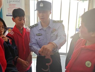房县东城小学：学生做客派出所  “警”彩纷呈收获多