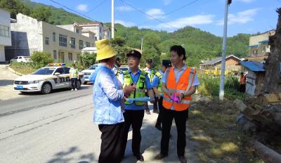 房县：开展“路政宣传月”宣传活动