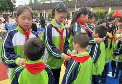 城关镇三海小学：举办“红领巾心向党”新队员入队仪式