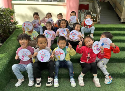 万峪中心幼儿园开展“童心表爱意，情暖母亲节”主题活动