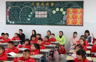 房县东城小学晓阳校区举行家长开放日活动