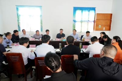 王斌深入城关镇调研“共同缔造”试点现场办公解难题