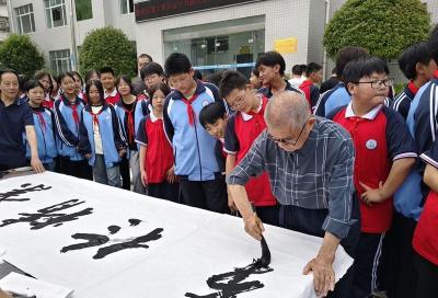 大木厂镇初级中学：书画名家进校园 挥毫翰墨润桃李