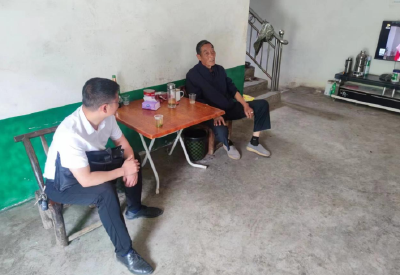 房县县委政法委扎实开展“户户走到”工作