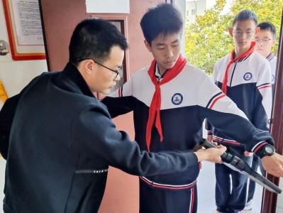 房县城关一中：排查违禁物品 筑牢校园安全