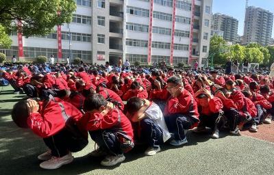 房县实验中学开展地震演练活动