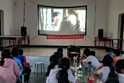 白鹤学校：观看红色电影 传承红色基因  