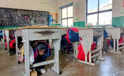 房县联观小学：开展防震应急疏散演练活动