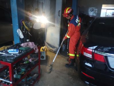 警惕“蛇出没”！房县消防上演3分钟“捕蛇记”