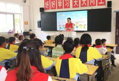 门古寺镇妇联到秦口小学开展献爱心帮扶活动