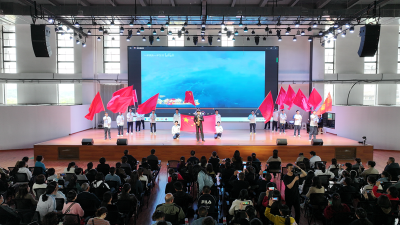 房县一中：描绘新时代 唱响心未来