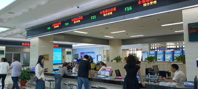 房县人社局：立足小窗口 服务大民生