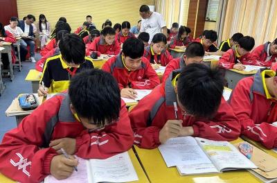 房县实验中学教联体：开展骨干教师示范课和青年教师达标课活动