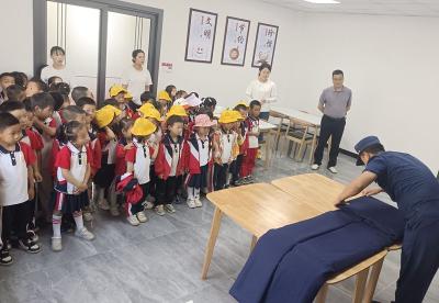 军店镇中心幼儿园：“打卡”消防站 过不一样的儿童节