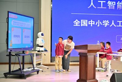 房县思源实验学校：开展人工智能教育示范课活动