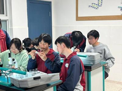 门古中学理化生实验兴趣小组开展创新实验操作